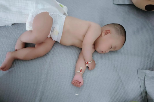 平邑五个月宝宝拇指内扣 平邑五个月宝宝拇指内扣